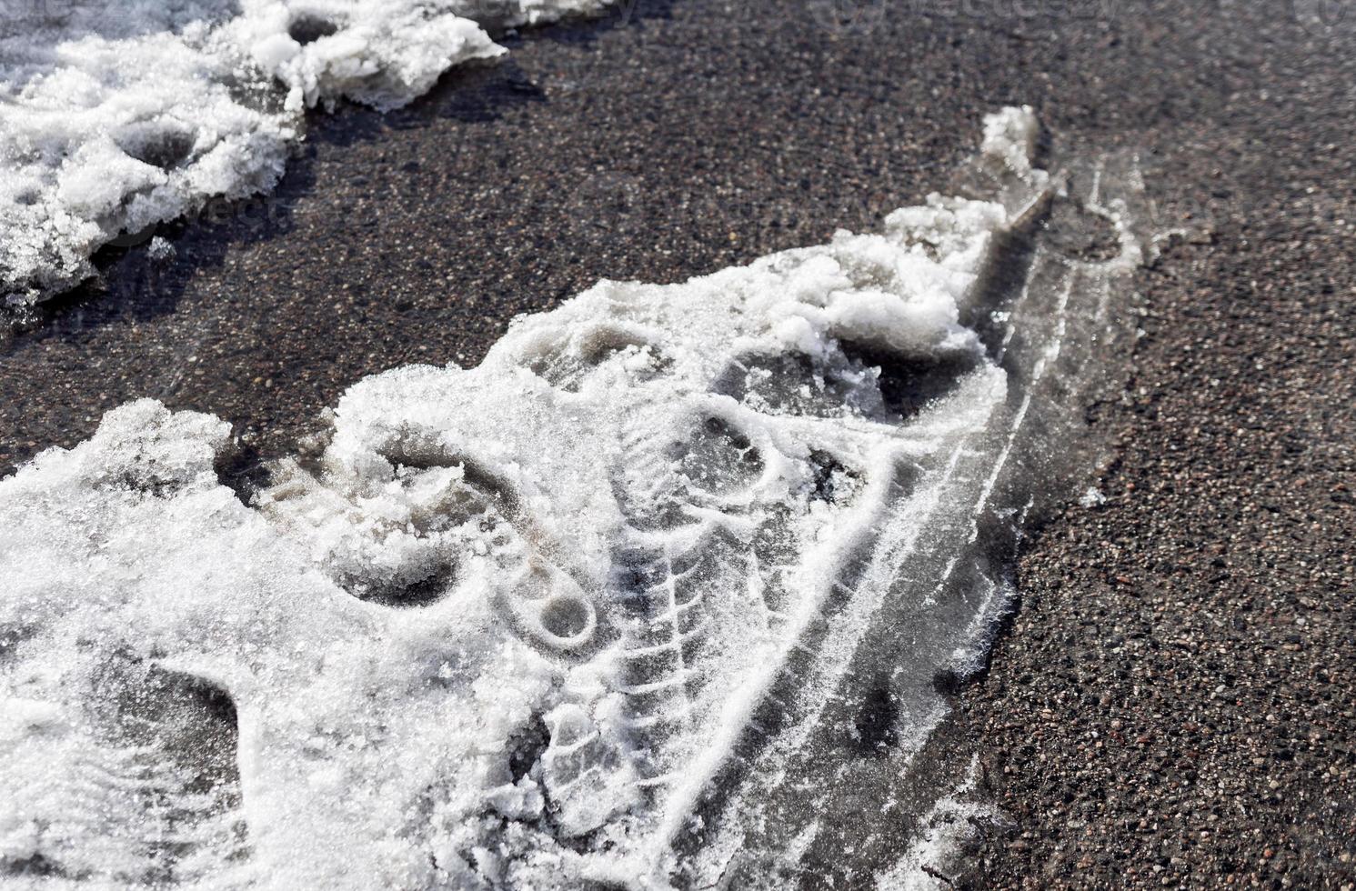 primavera e lo scioglimento della neve foto