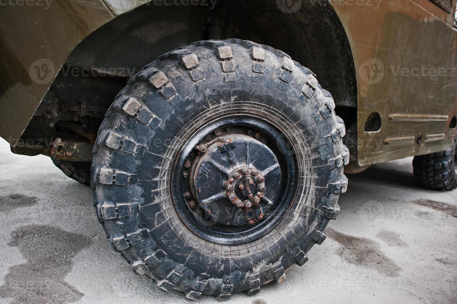 primo piano ruota su un'auto militare blindata. foto