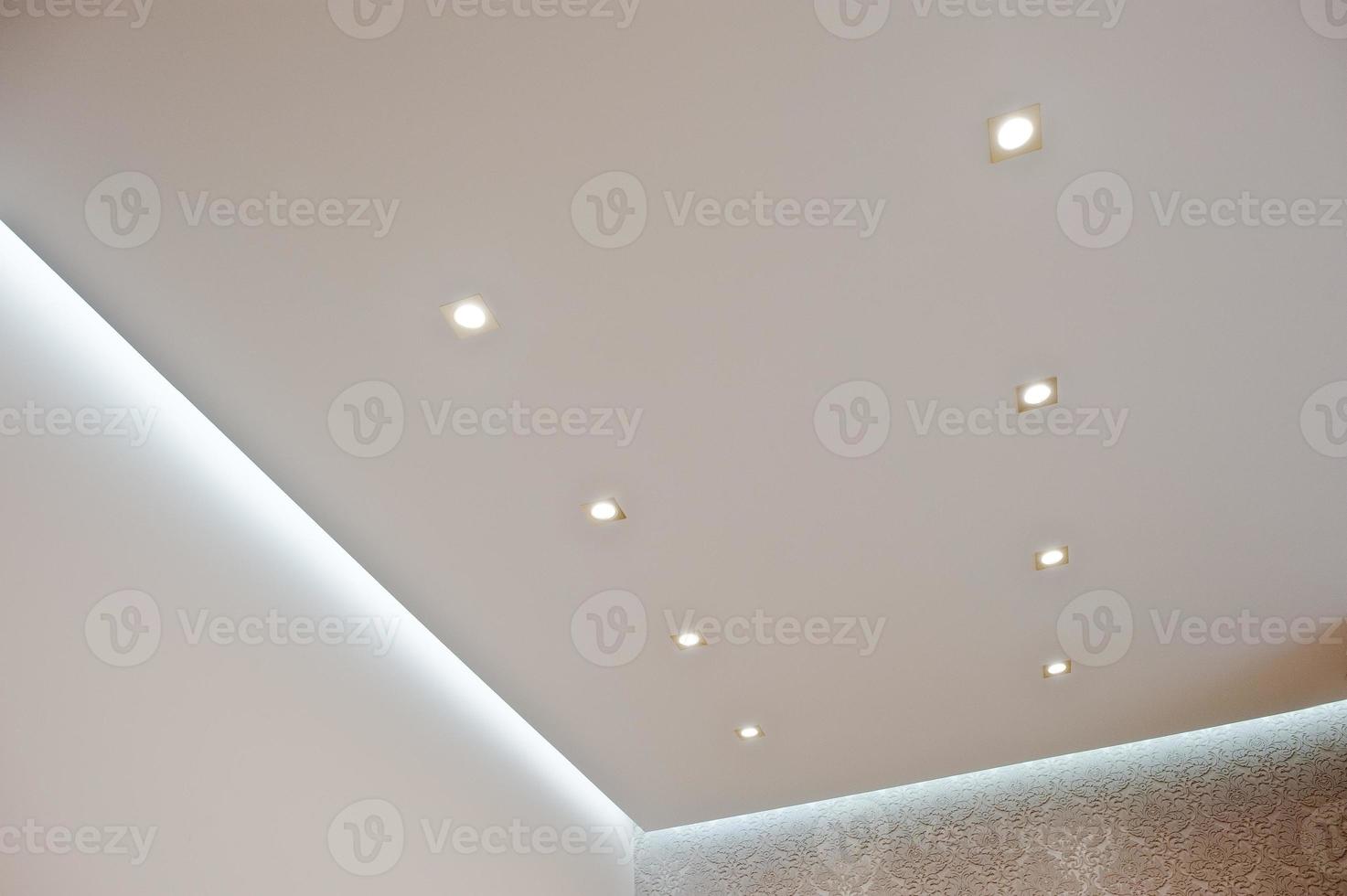 otto lampade di illuminazione dorate integrate nel soffitto si accendono con nastro a diodi foto