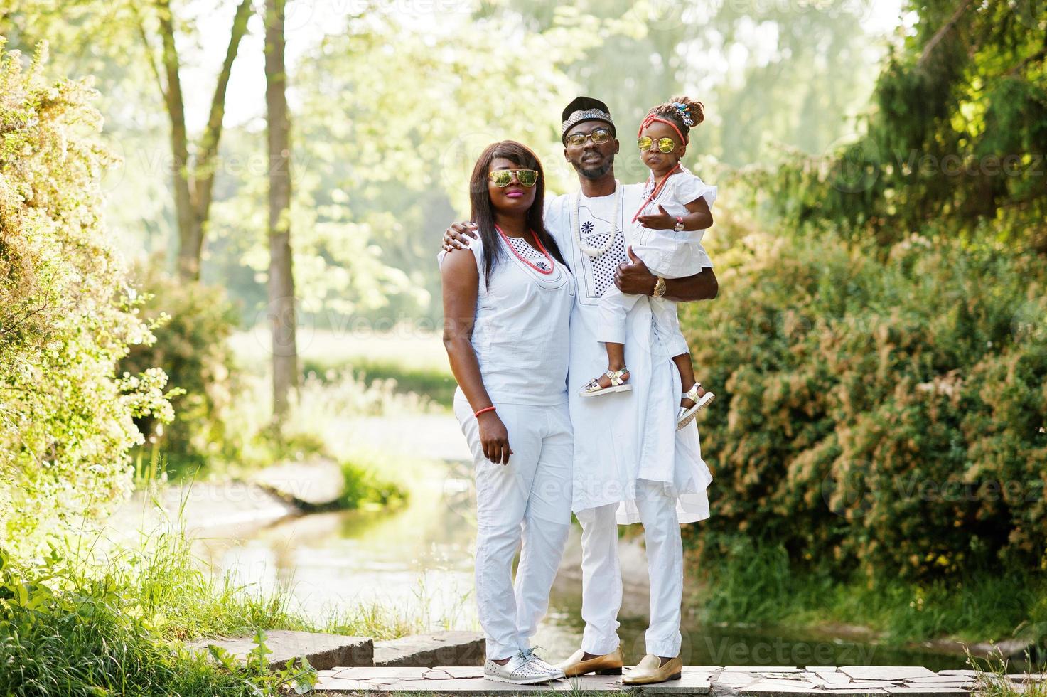 famiglia ricca afroamericana in abbigliamento nazionale nigeriano bianco foto