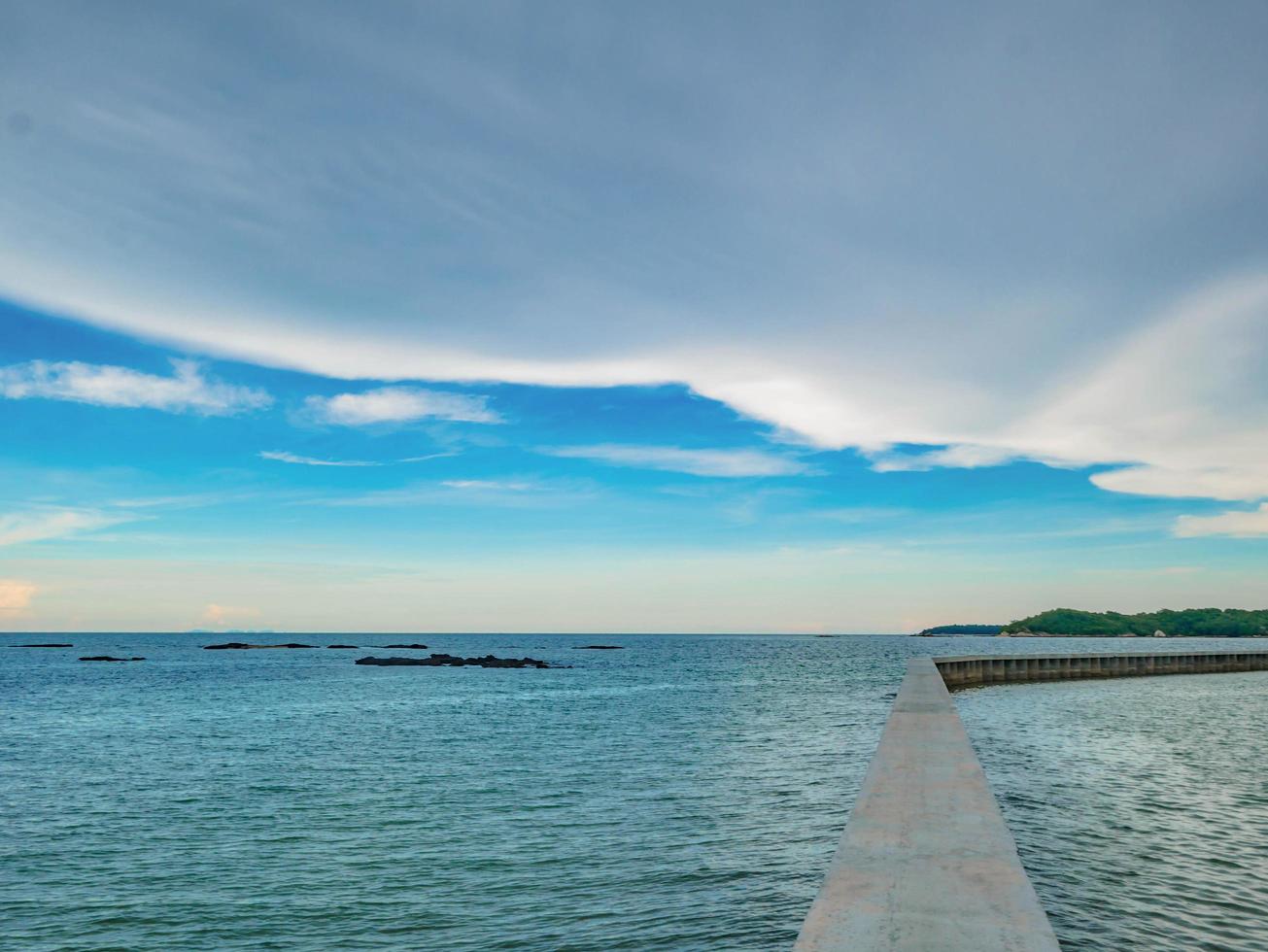 ponti di cemento sull'oceano con oceano idilliaco e bel cielo in vacanza foto