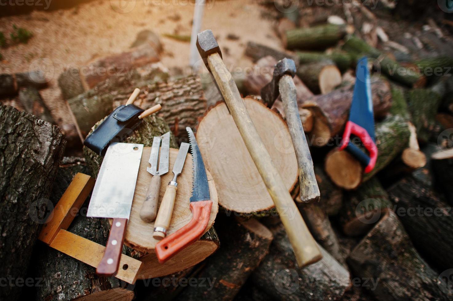 due assi in ceppi con strumenti per la lavorazione del legno sfondo legna da ardere tritata. foto