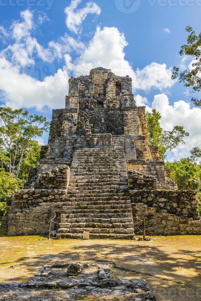 antico sito maya con rovine di templi piramidi manufatti muyil messico. foto