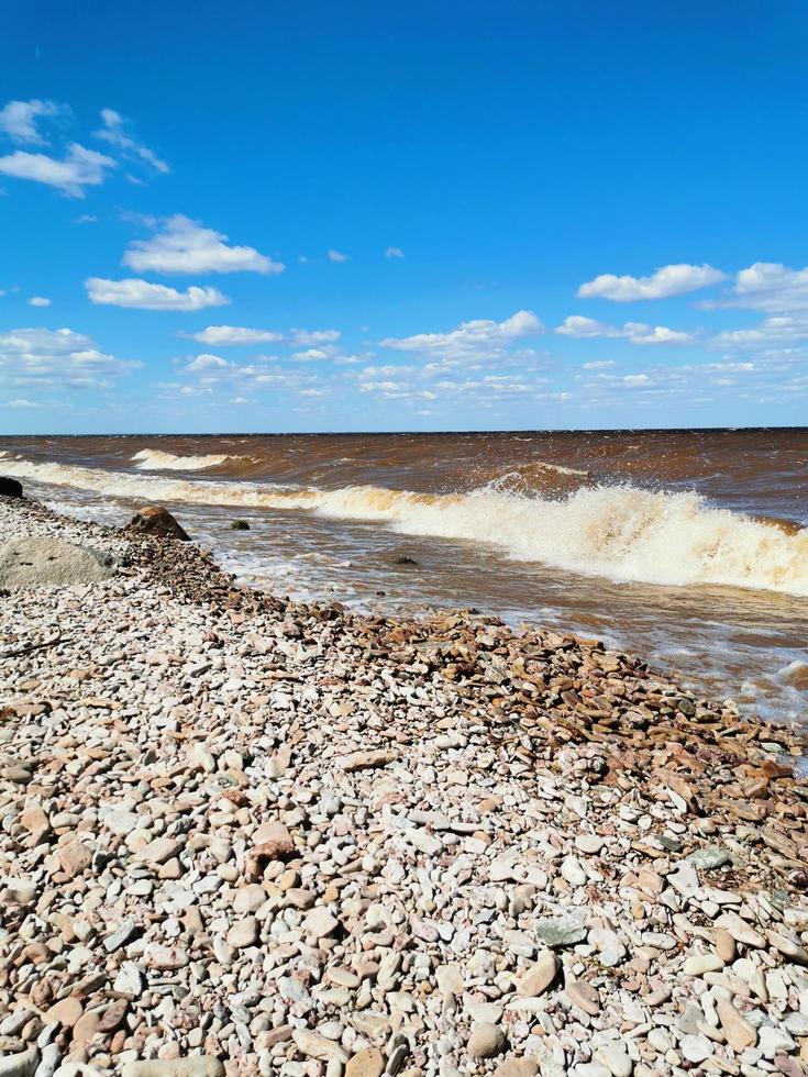 spiaggia rocciosa del lago o del mare foto