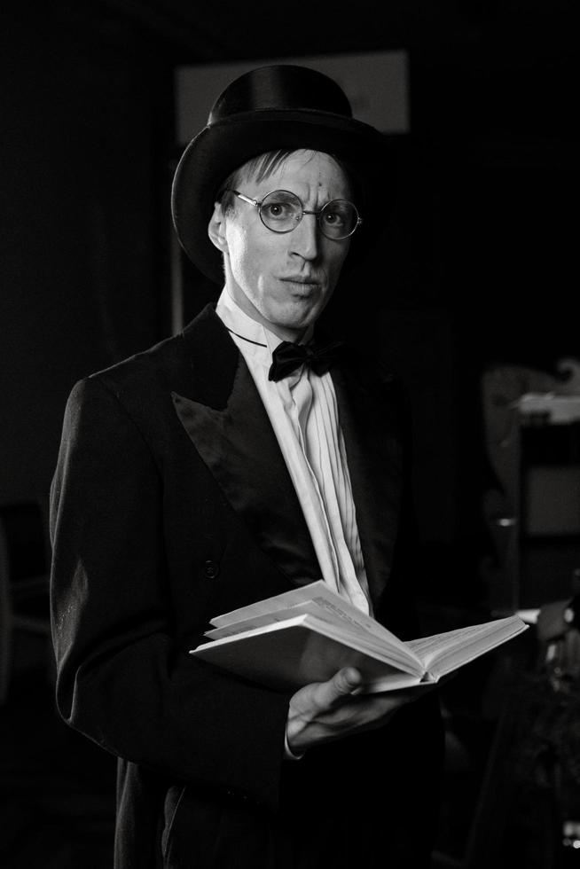 attore di teatro in un cappello a cilindro nero nell'atmosfera retrò foto
