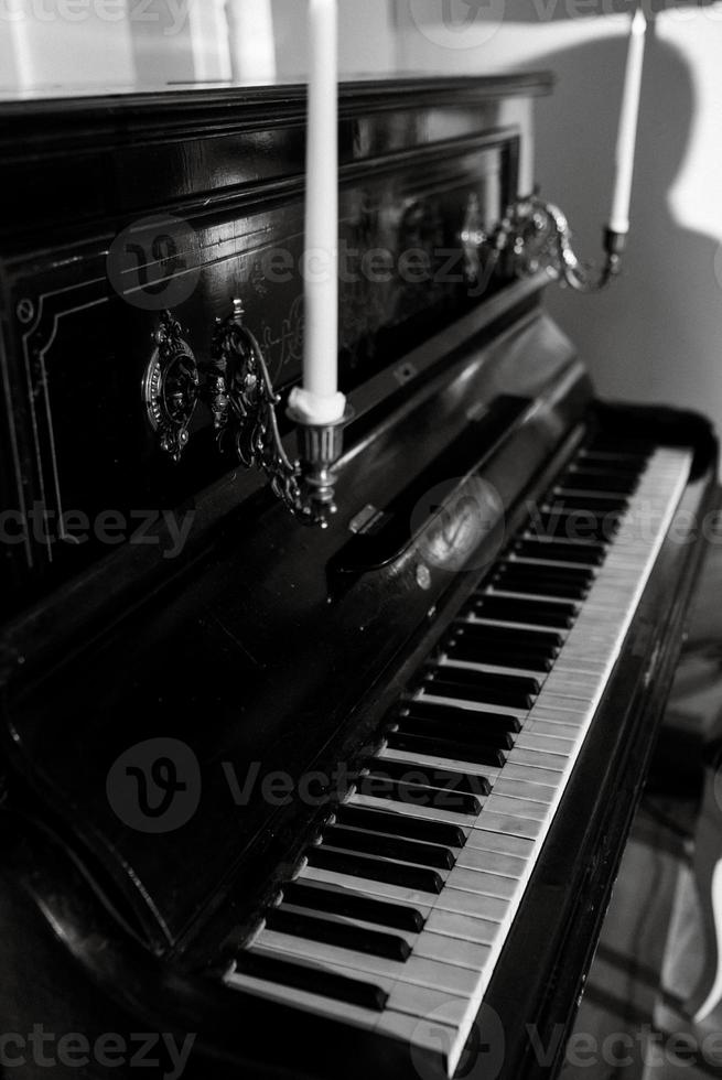 pianoforte antico con candele foto