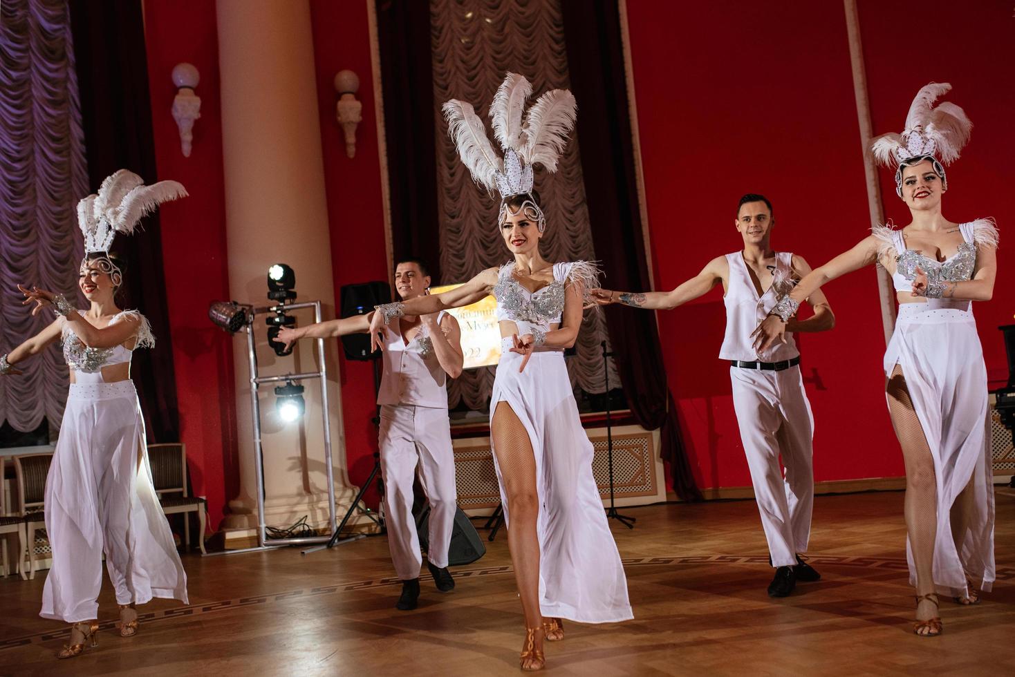 esibizione di uno spettacolo-balletto di un gruppo di attori di ballo foto