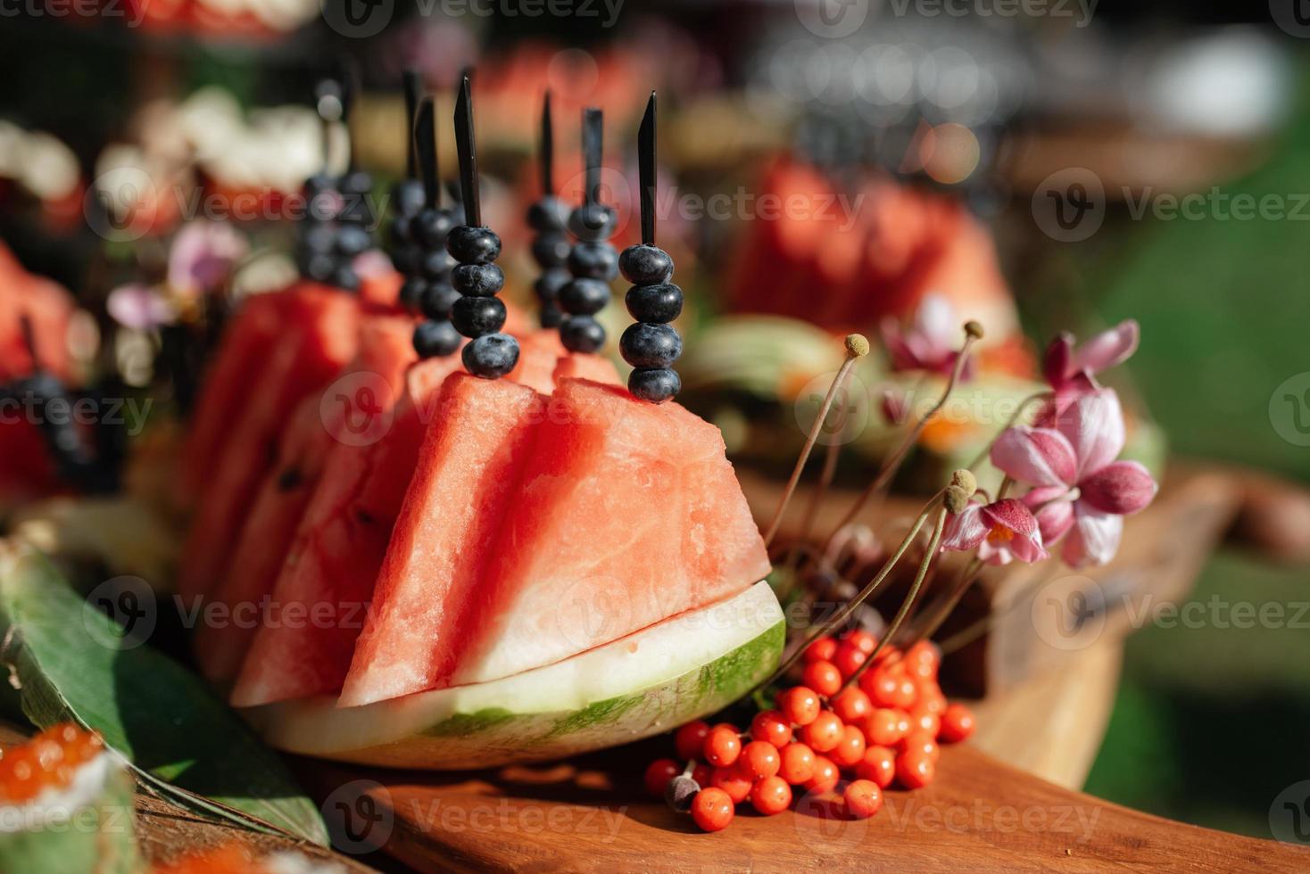 buffet di benvenuto con alcolici e snack foto