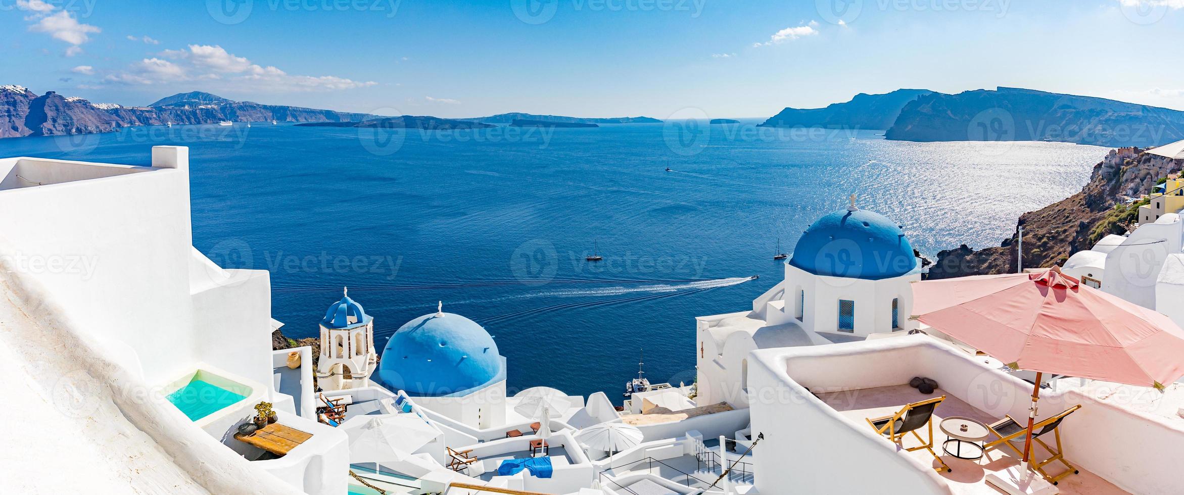 destinazione estiva in europa. concetto di viaggio, famoso paesaggio panoramico soleggiato dell'isola di santorini, oia, grecia. vista sulla caldera, nuvole colorate, paesaggio urbano da sogno. panorama delle vacanze, incredibile scena all'aperto foto