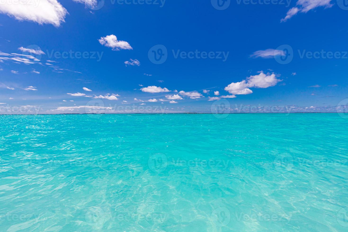 paesaggio marino, fondo tropicale della natura dell'oceano del mare. orizzonte infinito con cielo nuvoloso blu. idilliaca vista sul mare estivo, onde calme, concetto di surf. terra, ecologia foto