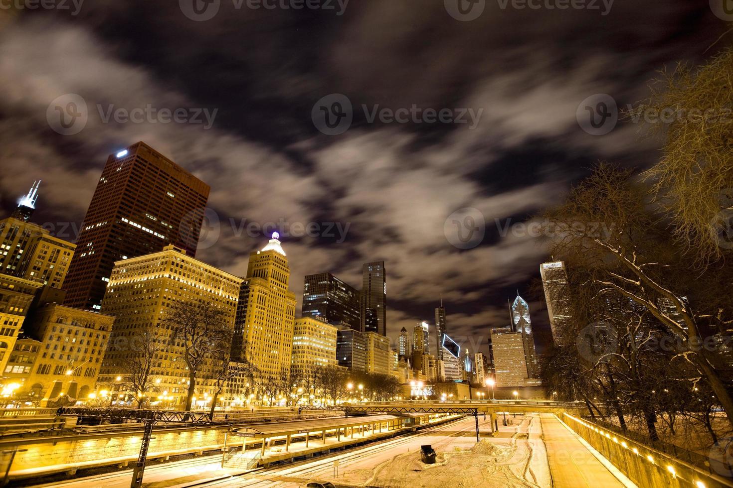 fotografia notturna del centro di Chicago foto