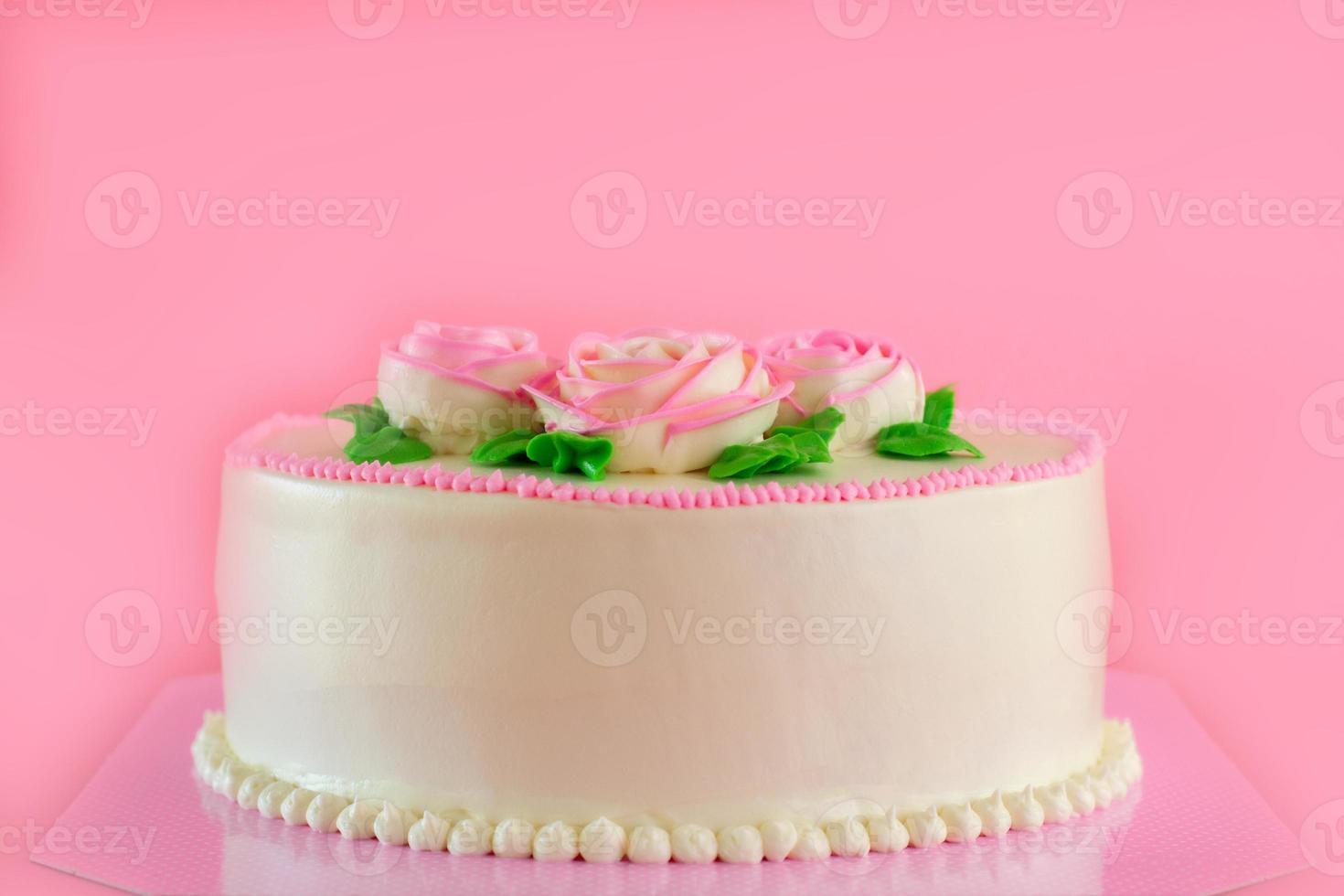 crema al burro di rose rosa decorata oo torta di laghetto alla vaniglia su sfondo rosa con spazio per la copia servita nella festa di compleanno e nel matrimonio. deliziosa pasticceria dolce per qualcuno che ami. foto