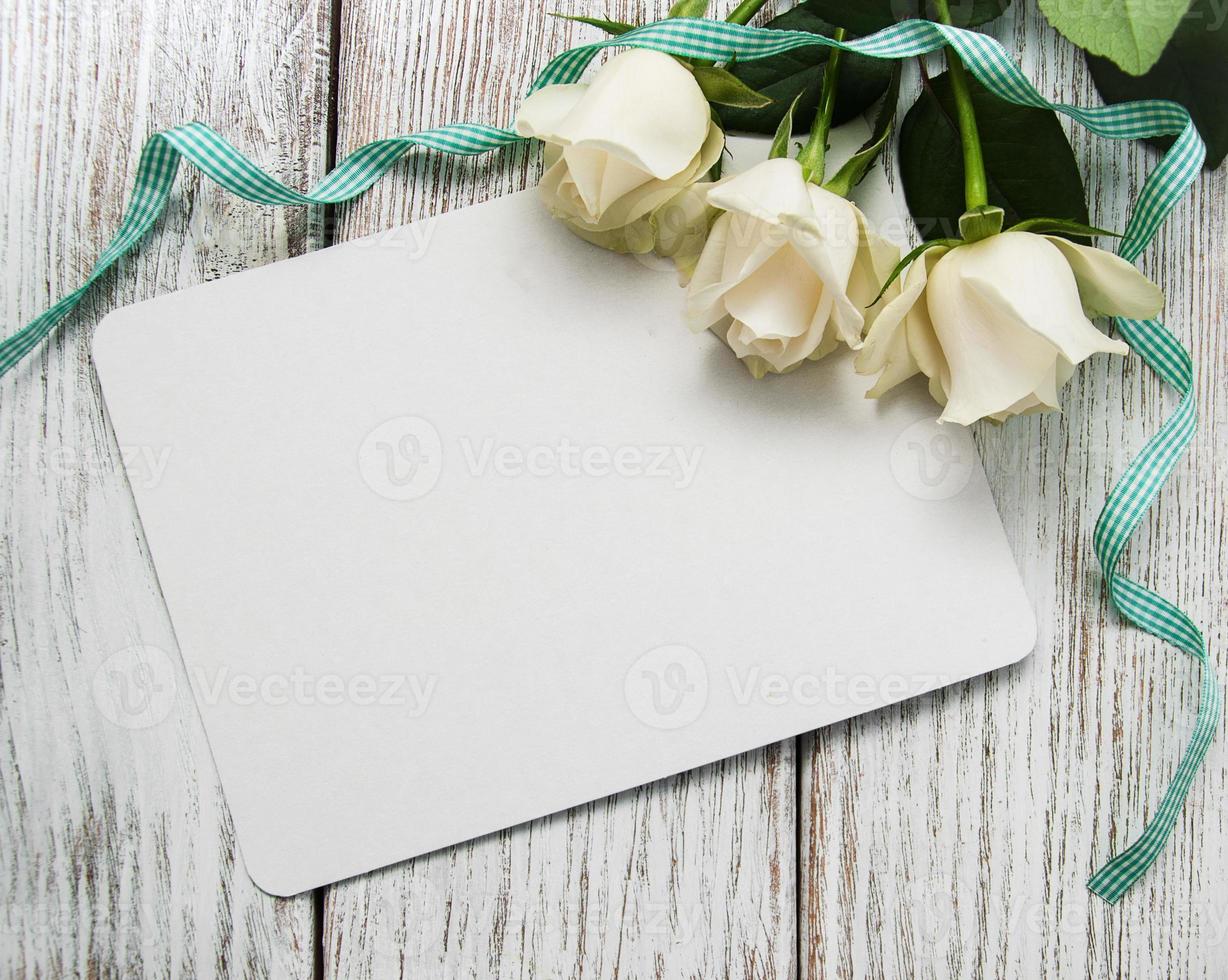 rose bianche con biglietto di auguri foto