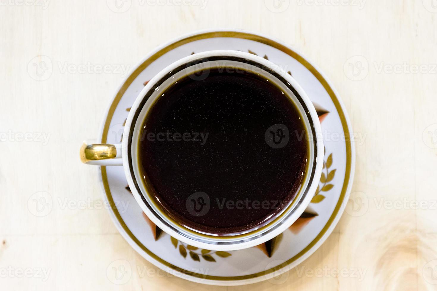 tazza di caffè bianca su legno vintage. vista dall'alto foto