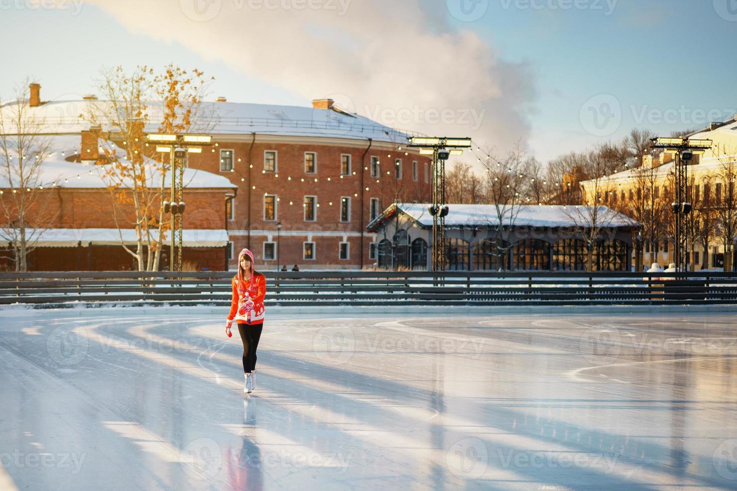 giovane bella donna pattinaggio su ghiaccio invernale, il concetto di intrattenimento foto