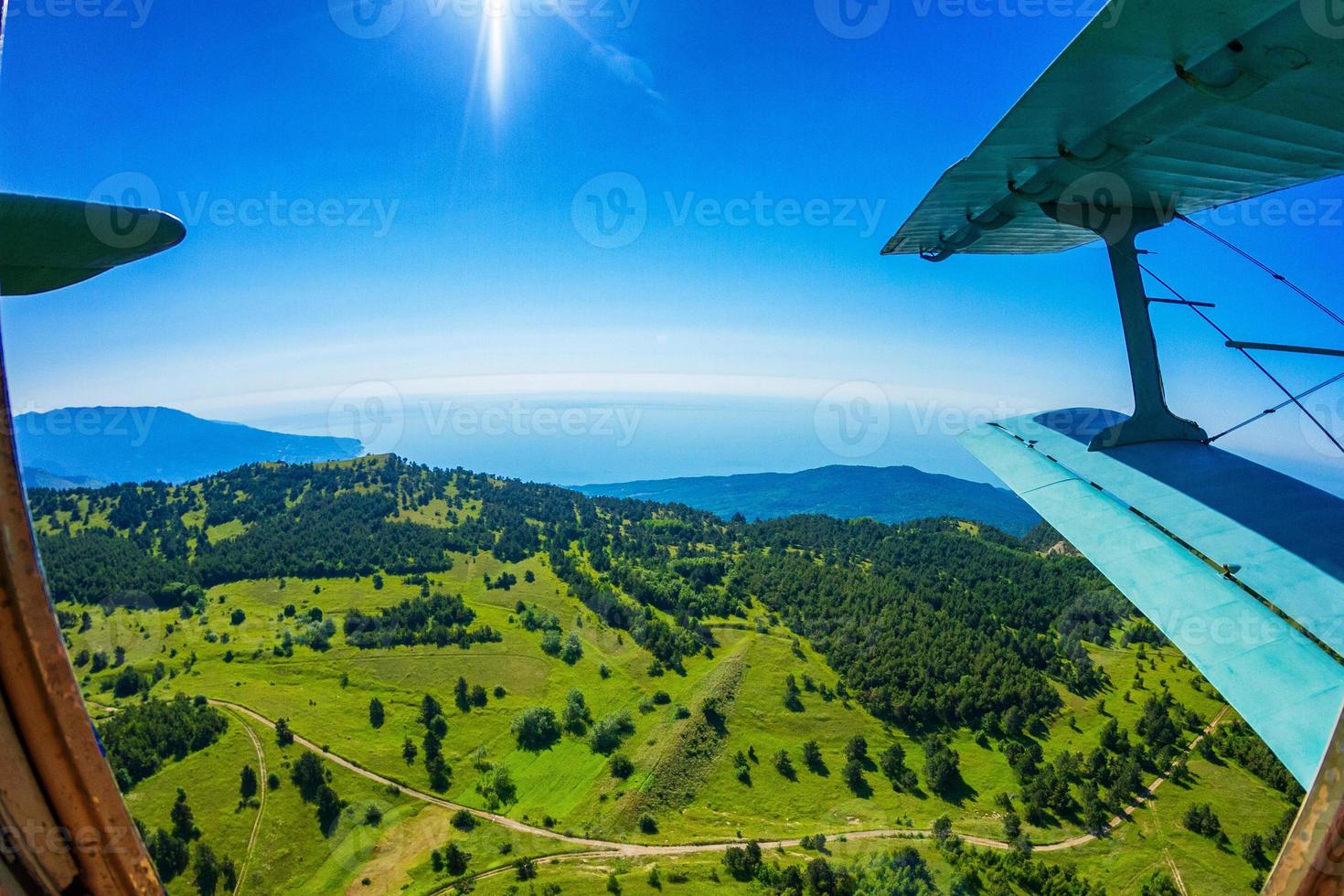 vista della costa della Crimea dalla cima delle montagne, del mare e della foresta foto