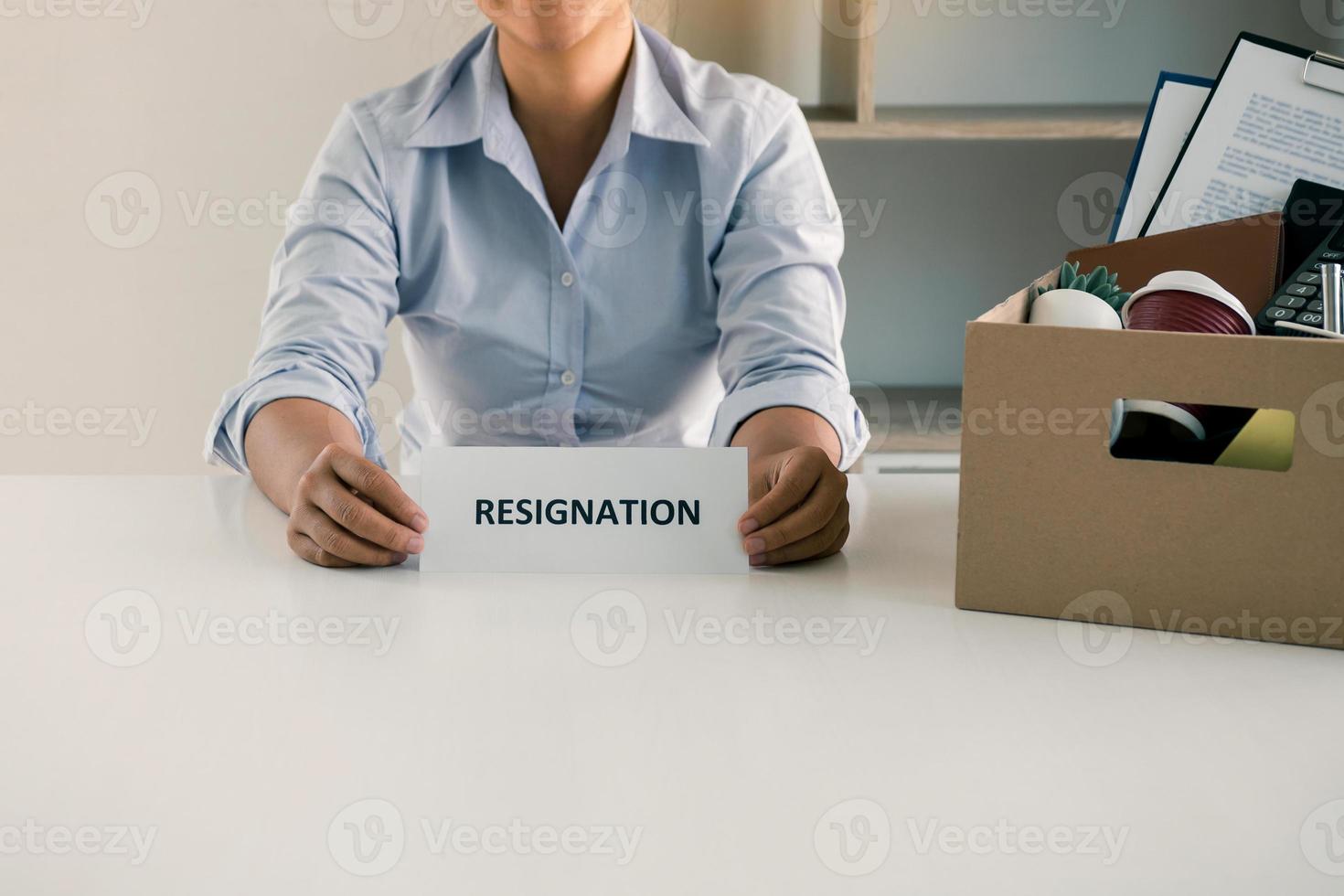 dipendente donna sta per presentare le dimissioni presso il suo ufficio. foto