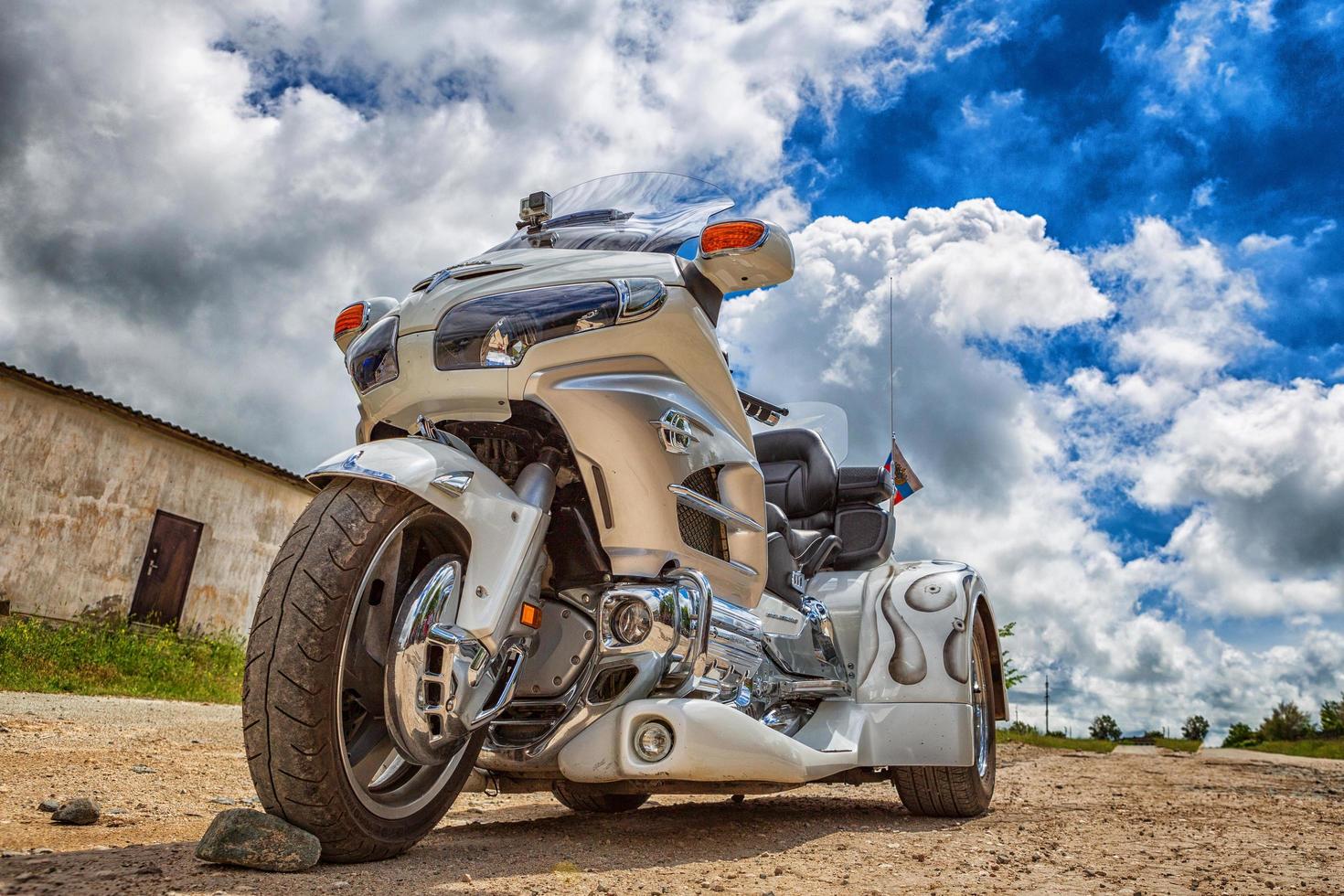 trike honda goldwing, moto su tre ruote. contro il cielo con le nuvole. Simferopol 4 giugno 2016 foto