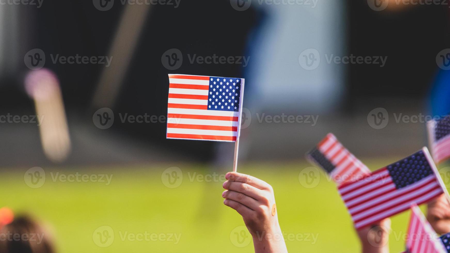 bambino che tiene una bandiera americana foto