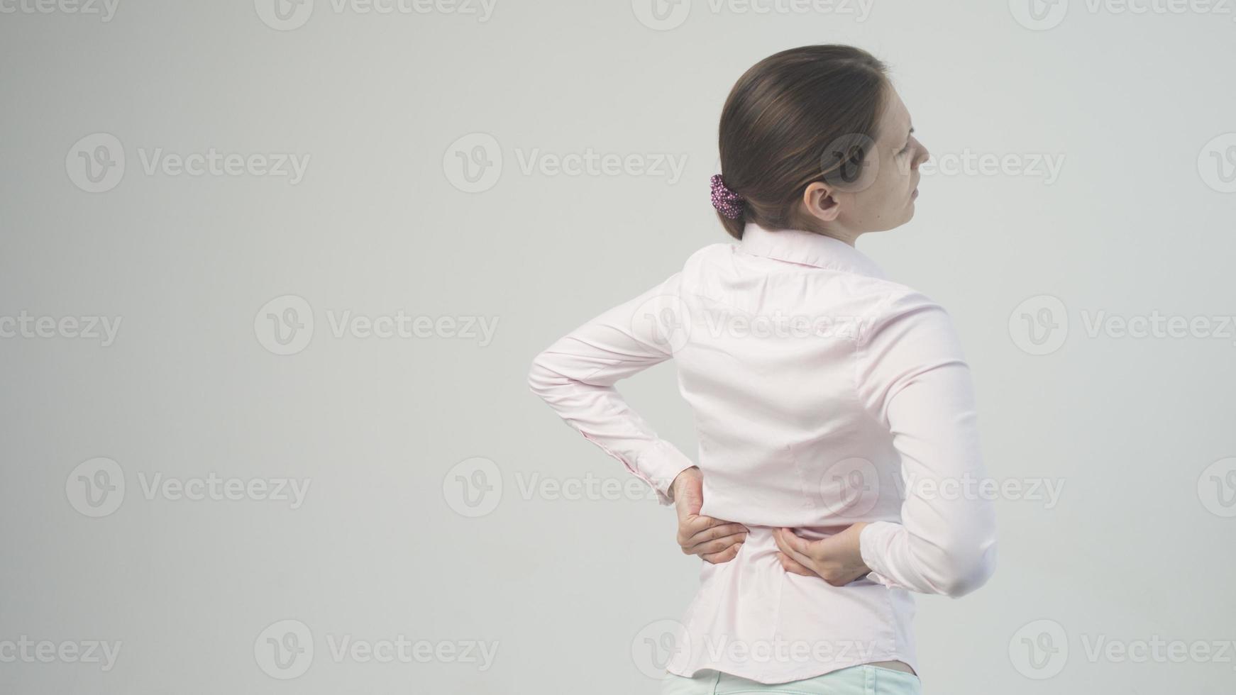 donna stanca che sente dolore al collo, massaggia i muscoli tesi foto