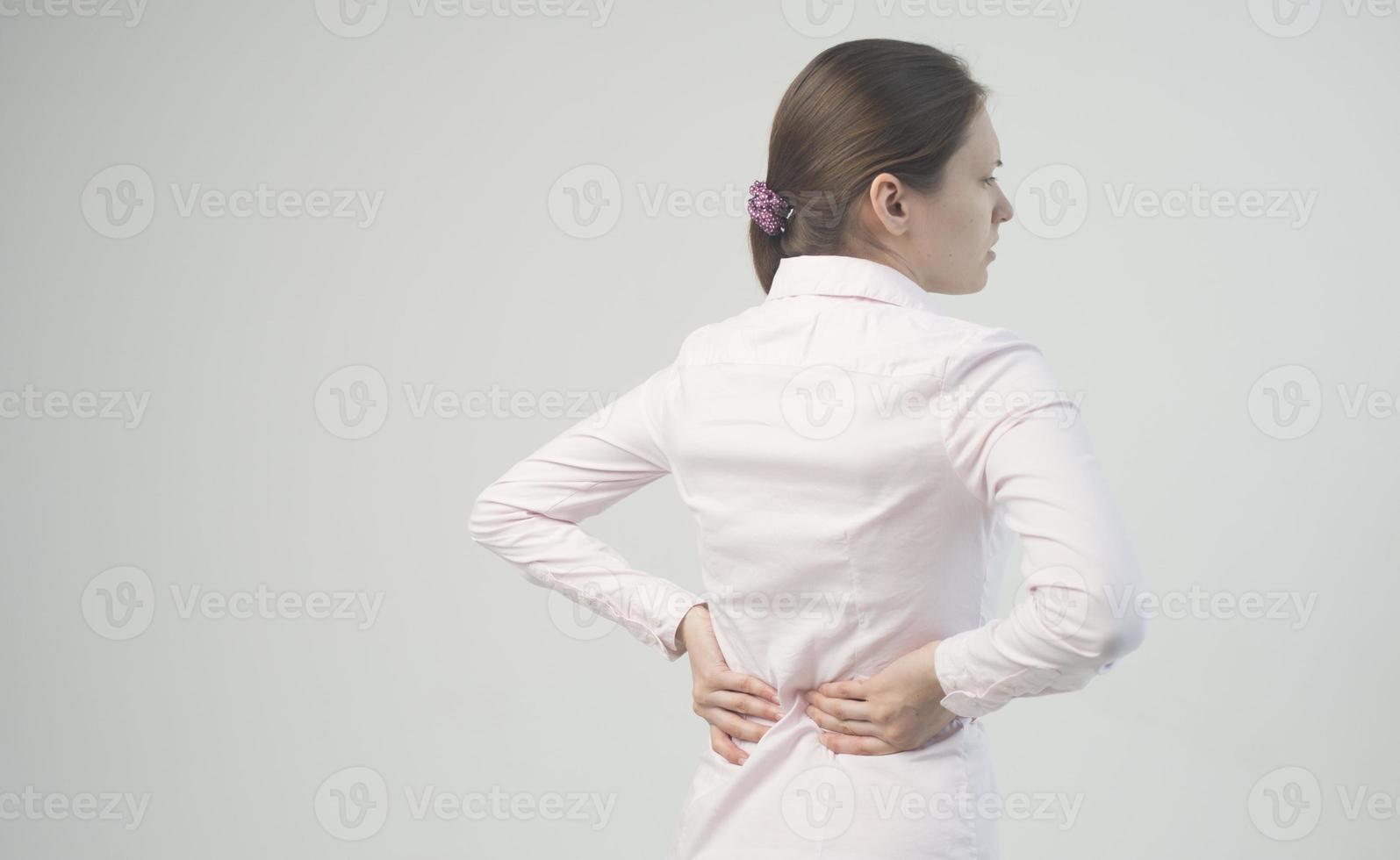 donna stanca che sente dolore al collo, massaggia i muscoli tesi foto
