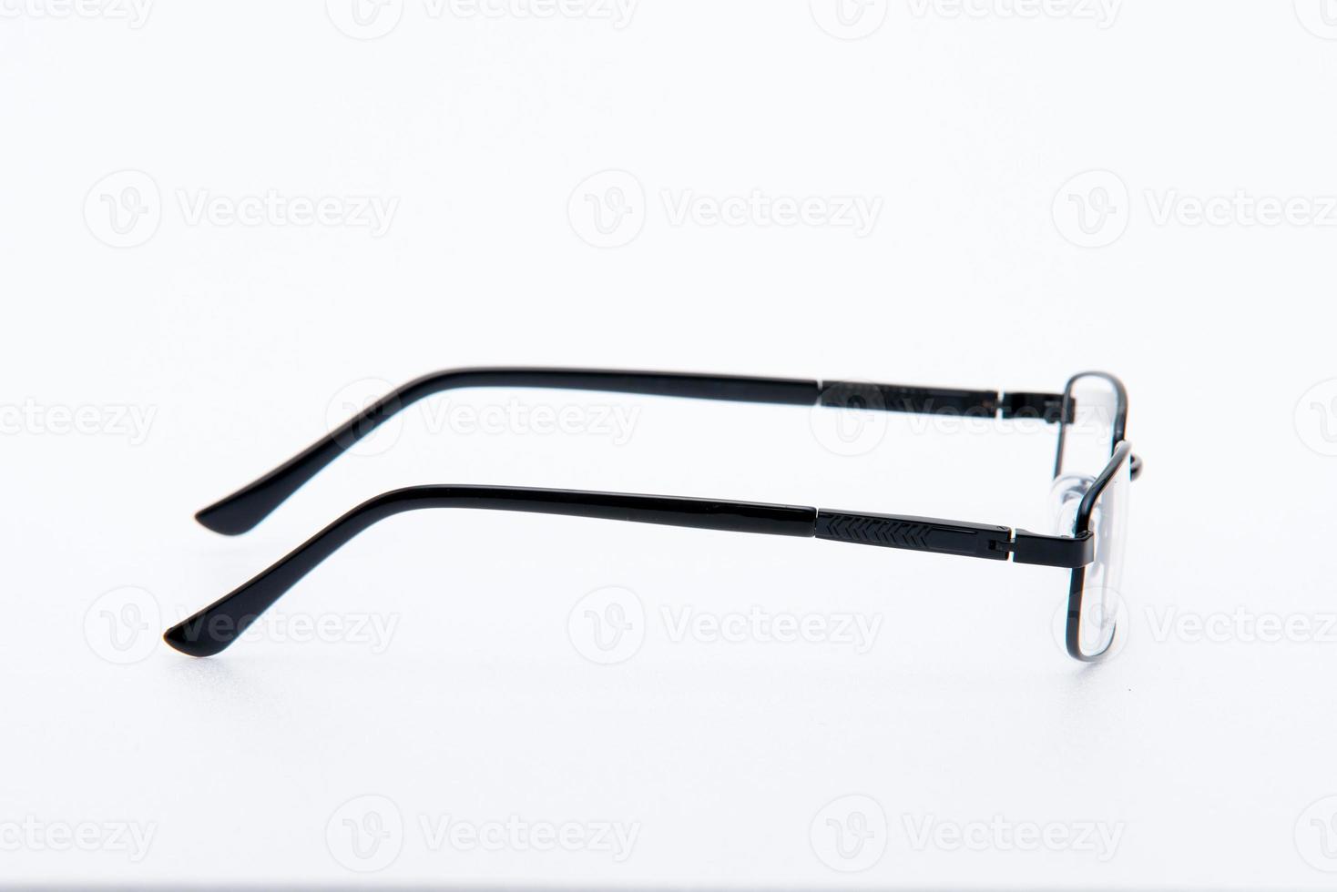 moda occhiali da sole cornici nere su sfondo bianco. foto