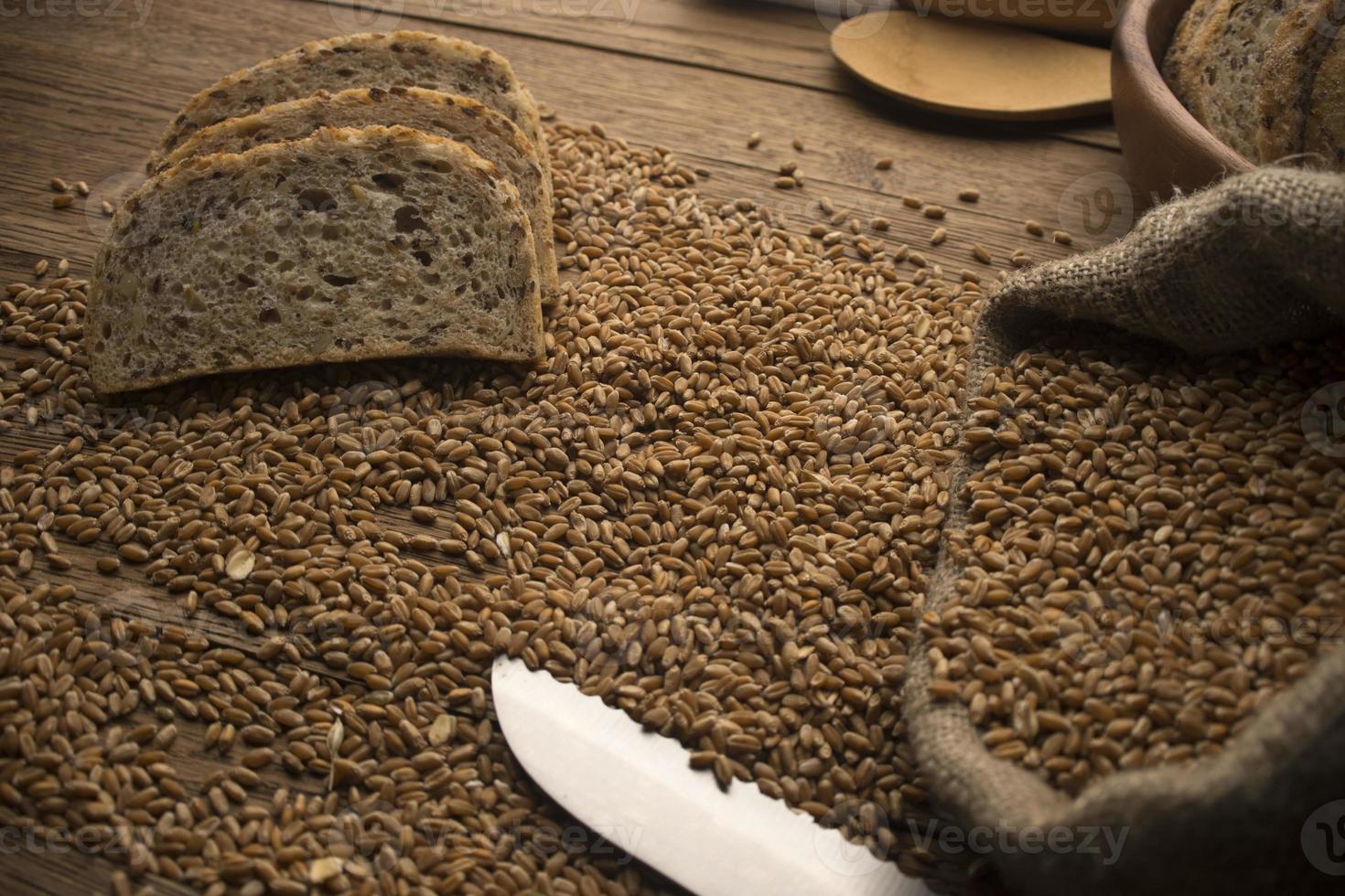 pane a fette su fondo di legno foto