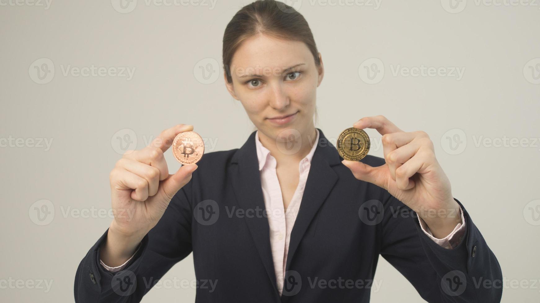 donna che tiene in mano una criptovaluta bitcoin fisica foto