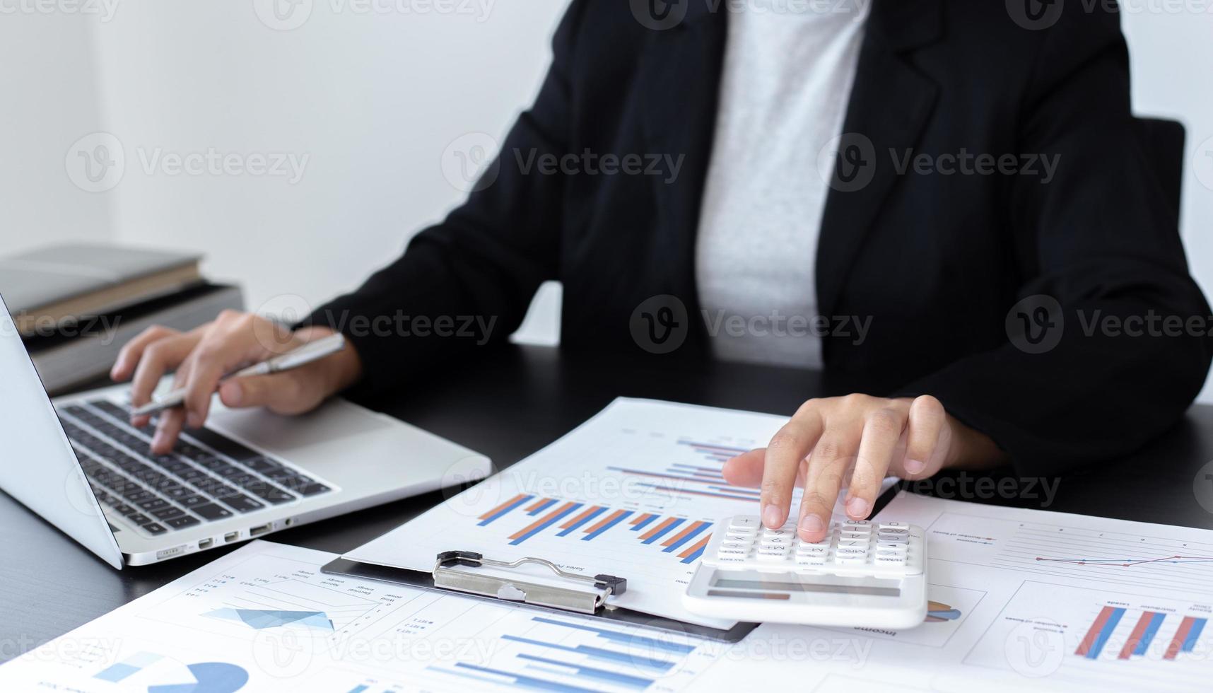 gli uomini d'affari contabili stanno calcolando le entrate e le spese e analizzando i dati di investimento immobiliare, il concetto di sistemi finanziari e fiscali. foto
