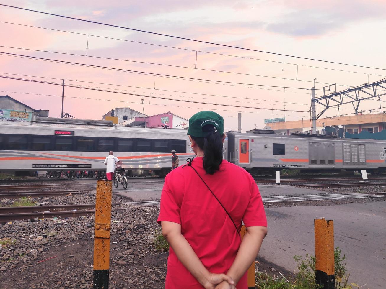 bekasi, West Java, Indonesia, 19 febbraio 2022. una donna in piedi in attesa che il treno passi foto