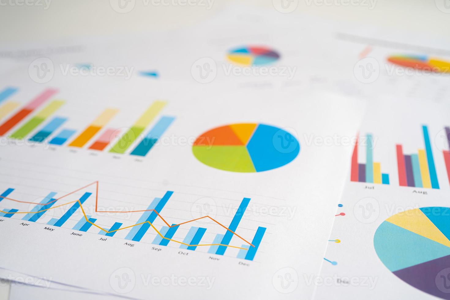 grafici carta millimetrata. sviluppo finanziario, conto bancario, statistiche, economia dei dati di ricerca analitica degli investimenti, concetto di riunione aziendale dell'ufficio commerciale di borsa. foto