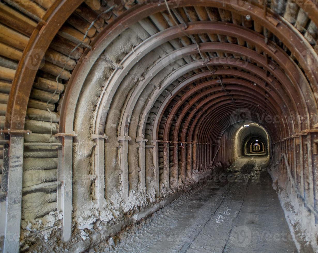 tunnel di fango invaso dal fango foto