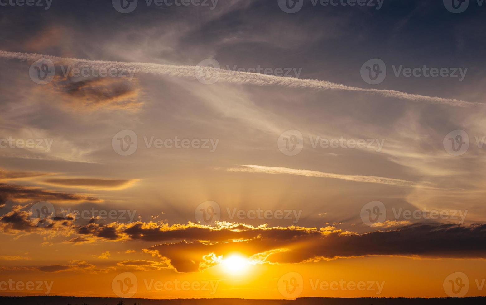 alba al tramonto con nuvole, raggi di luce e altro atmosferico e foto