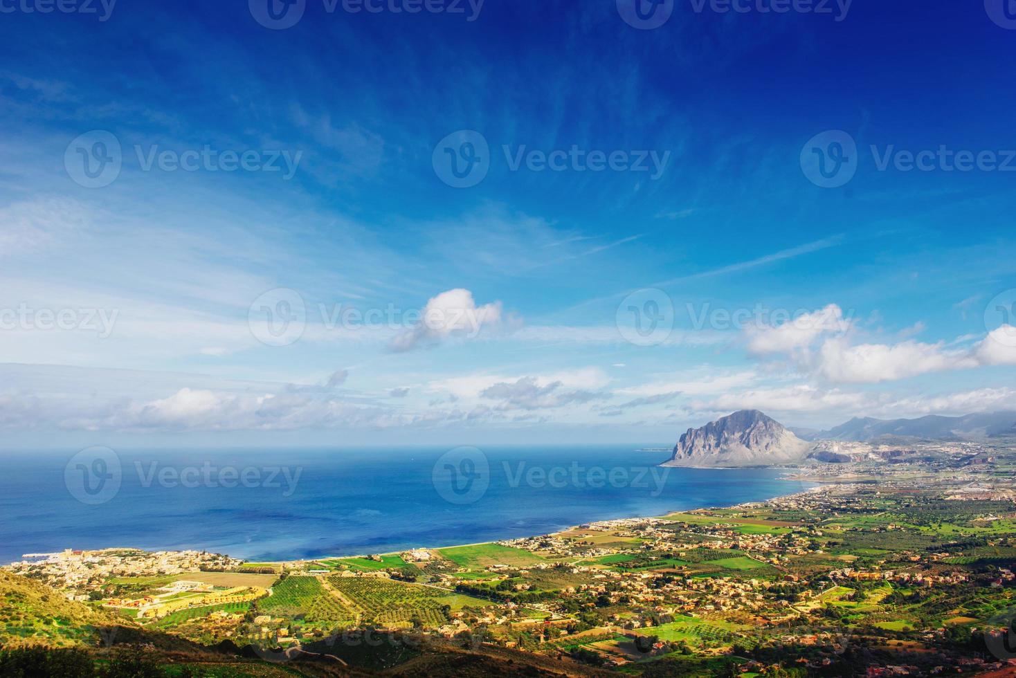 panorama di primavera della città costiera del mare trapany. sicilia, italia, europa foto
