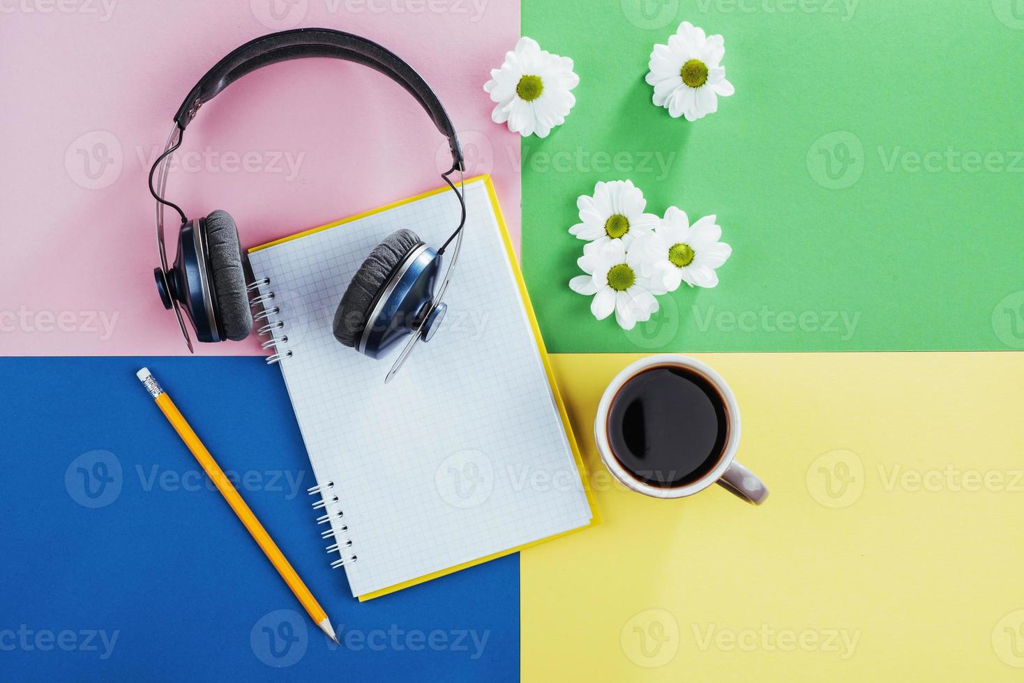 quaderno, matita, cuffie e fiori bianchi aromatizzati al caffè foto