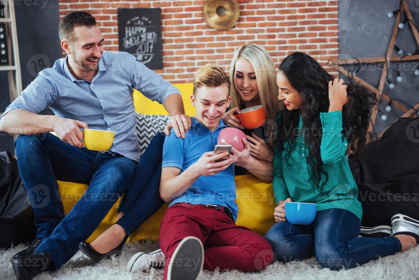 ritratto di gruppo di vecchi amici allegri che comunicano tra loro, amici in posa al bar, persone in stile urbano che si divertono, concetti sullo stile di vita della giovinezza insieme. Wi-Fi connesso foto