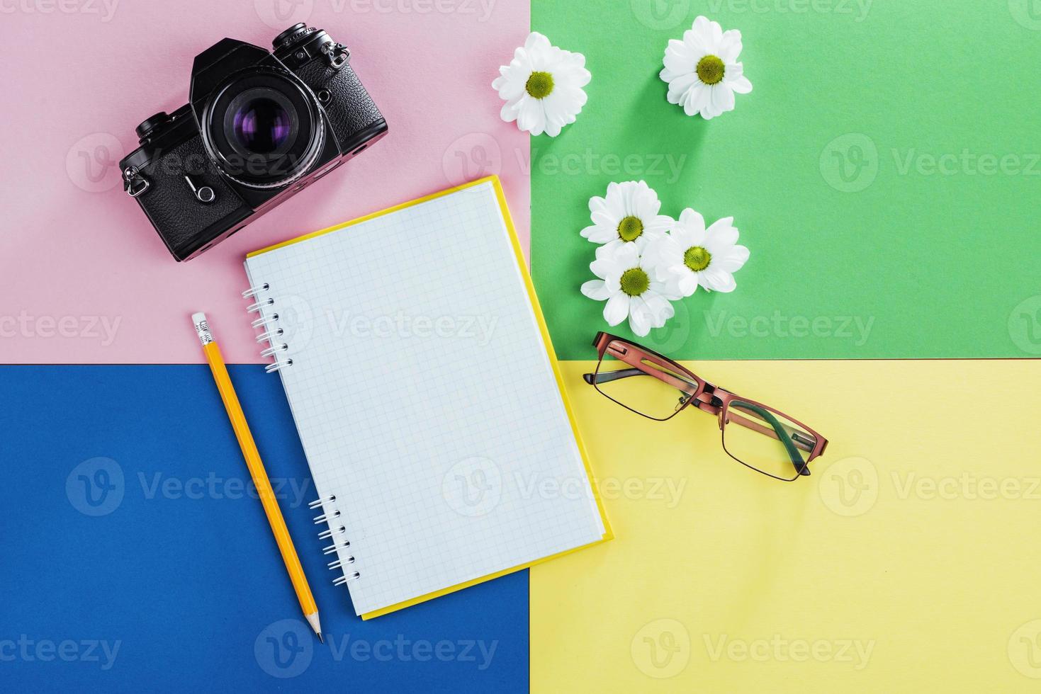 quaderno, matita, occhiali, caffè e profumati fiori bianchi. foto