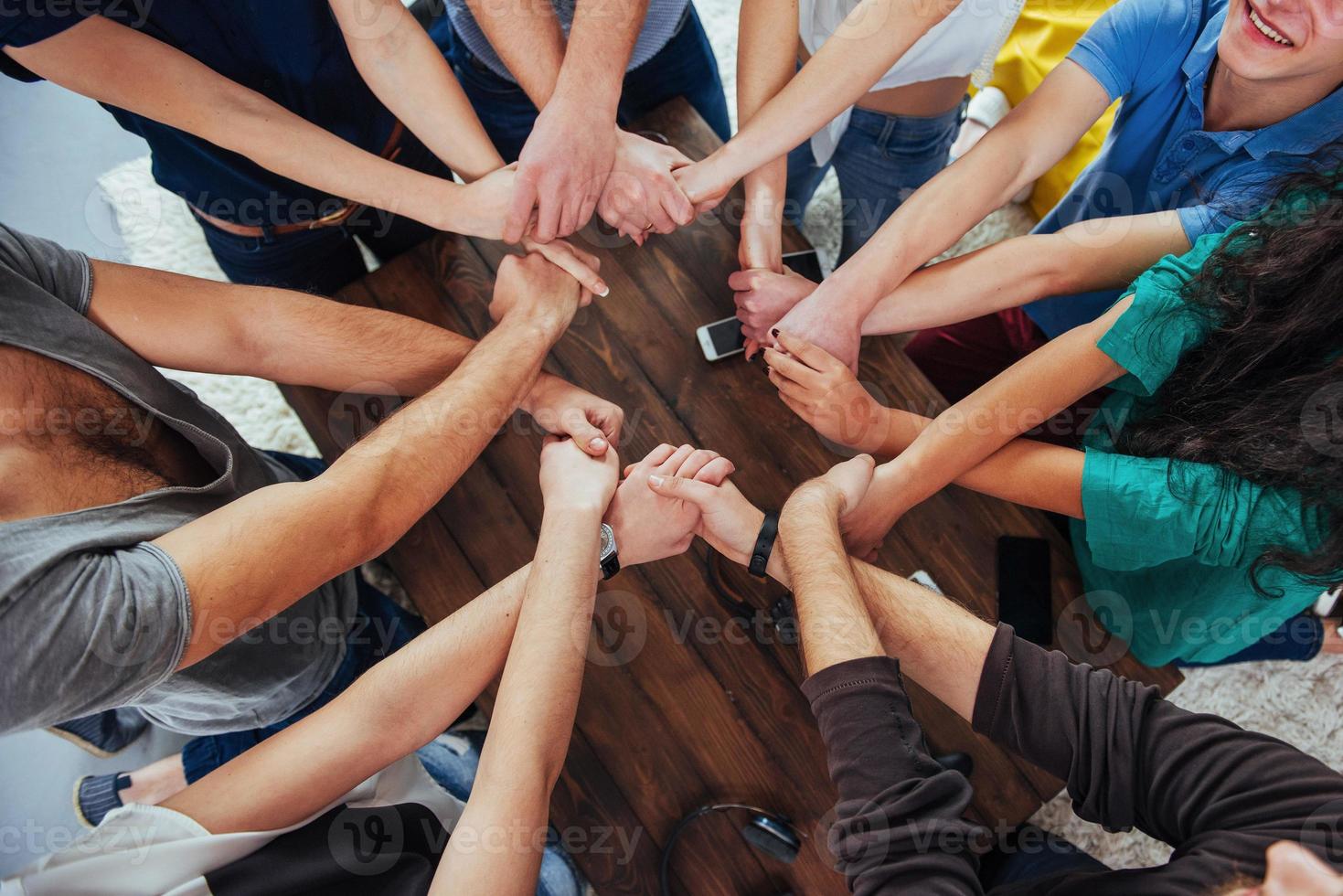 gruppo di mani diverse che si uniscono. concetto di lavoro di squadra e amicizia foto