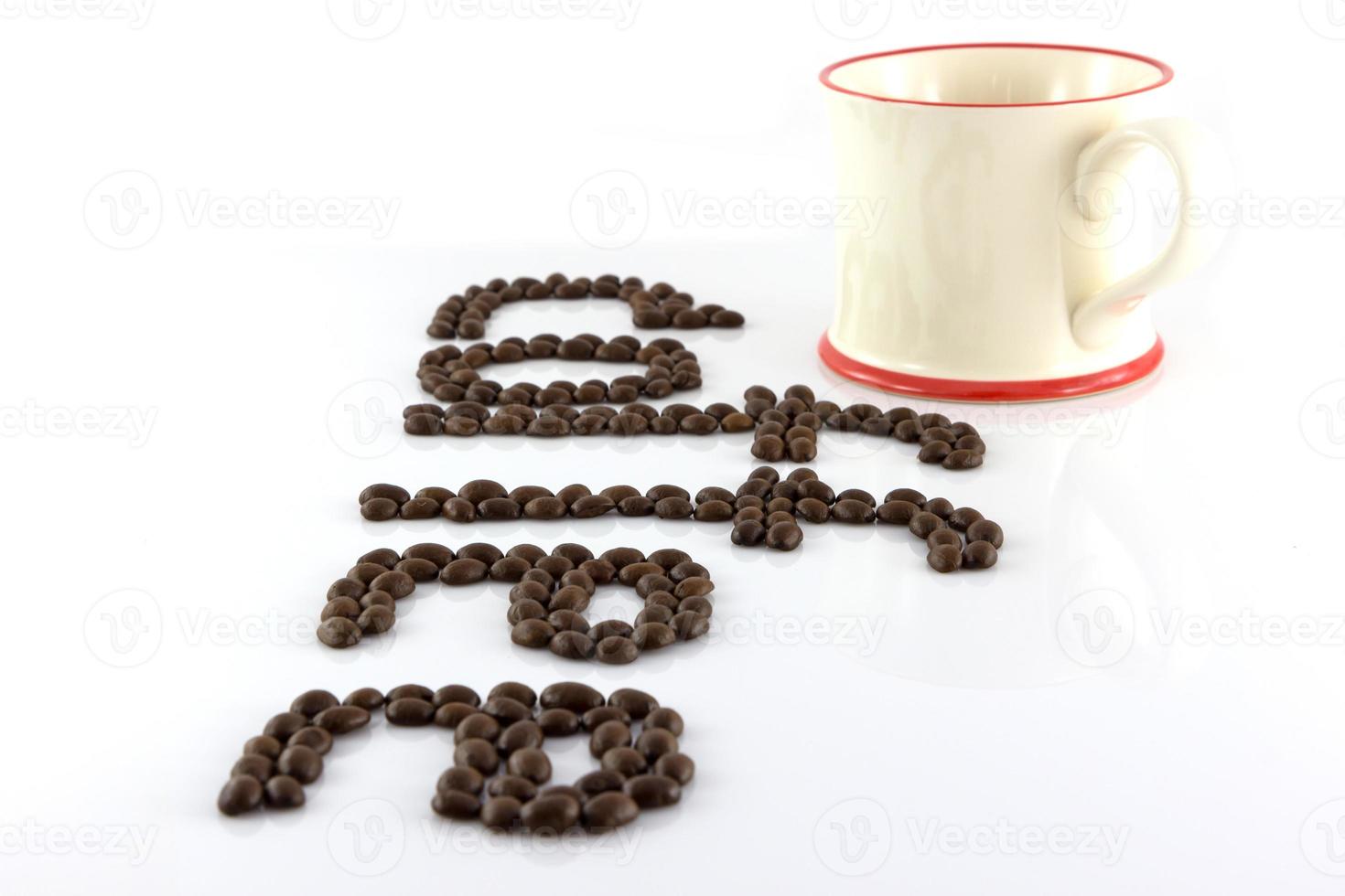 chicchi di caffè isolare su sfondo bianco foto