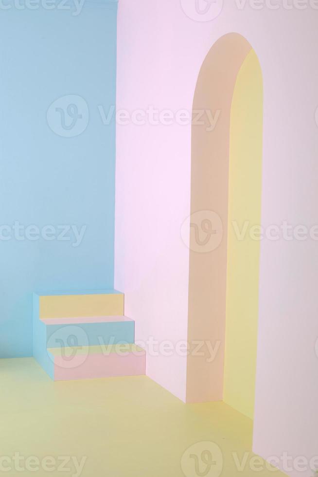 scala colorata su interni minimalisti con pareti dai colori pastello foto