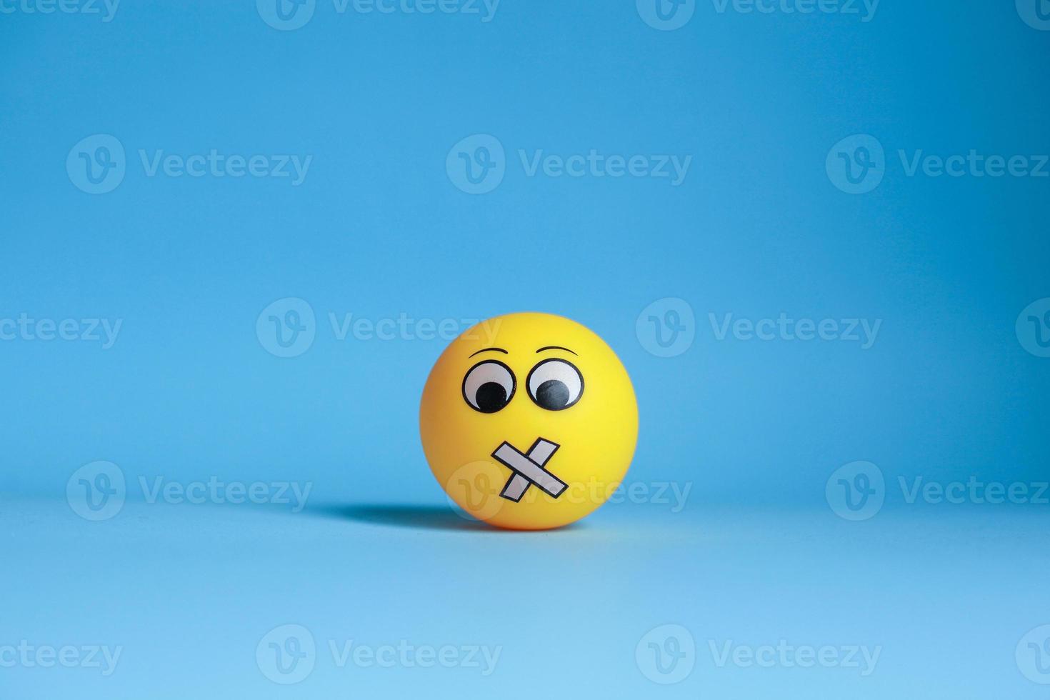 emoticon faccia silenziosa isolata su sfondo blu foto