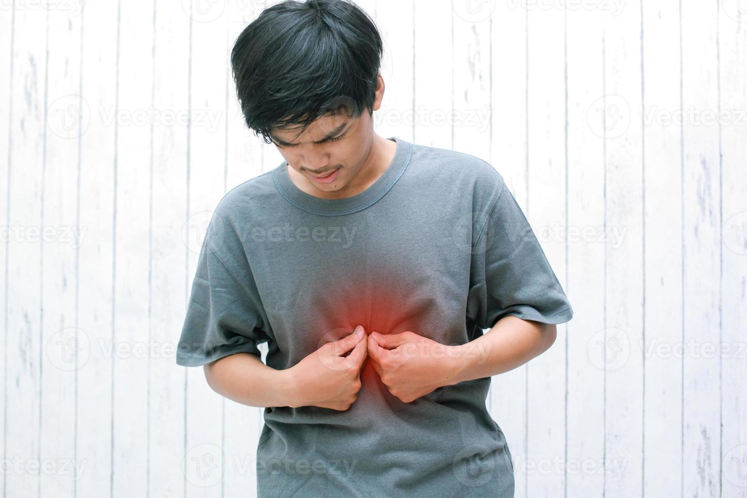 i giovani asiatici hanno sintomi di sensazione di bruciore al centro del torace causata dal reflusso acido. foto