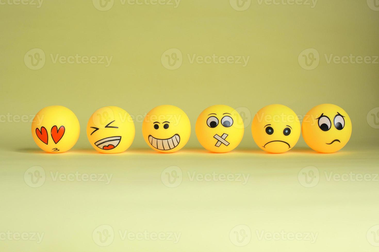 varie emoticon gialle isolate su sfondo giallo foto