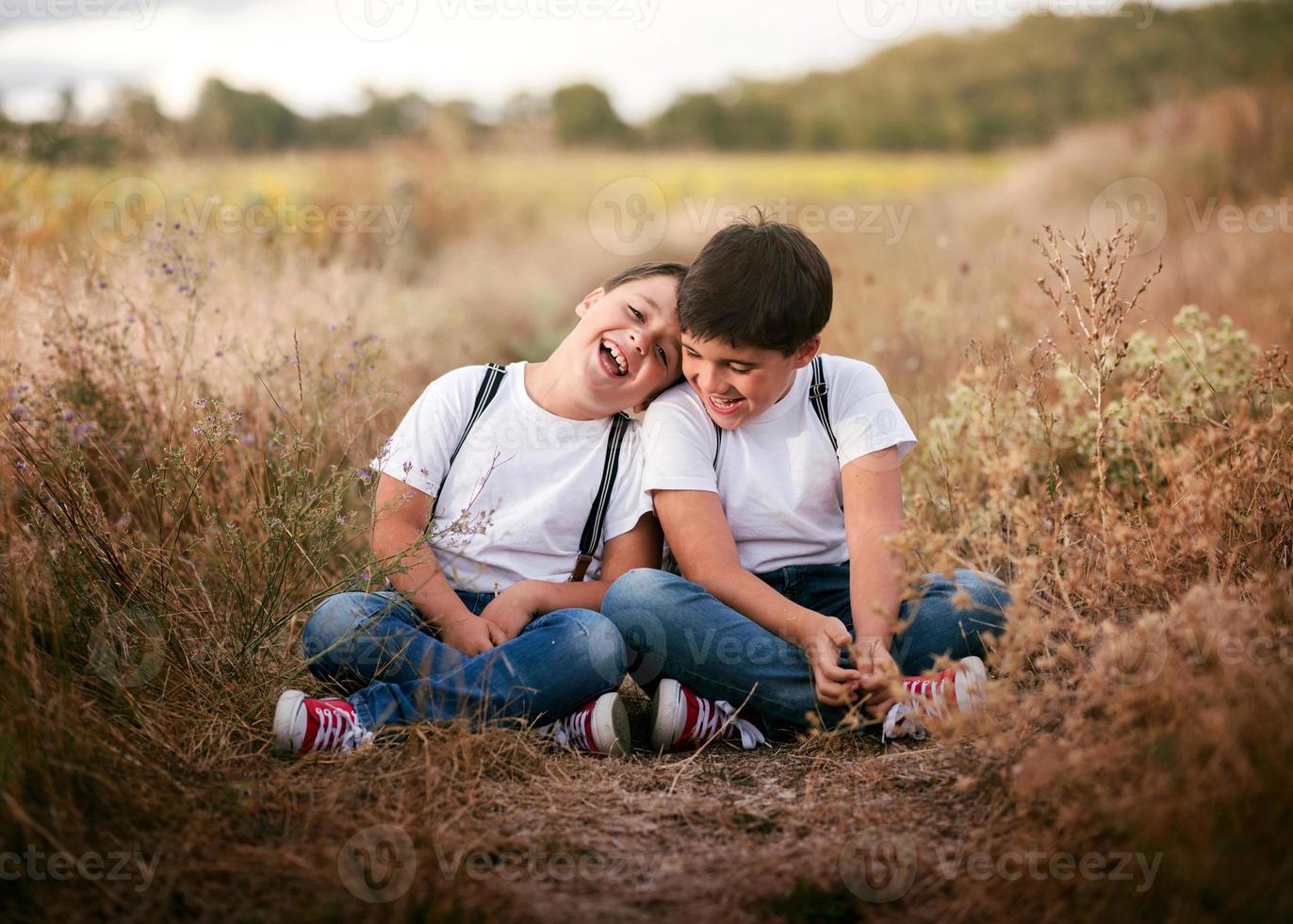 fratelli sorridenti nel campo foto