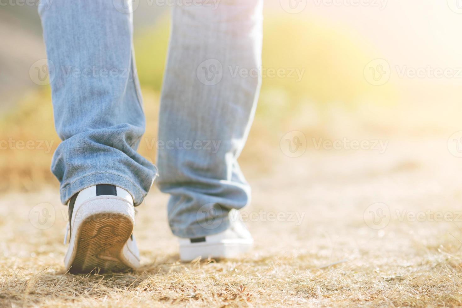 uomo che cammina all'aperto foto