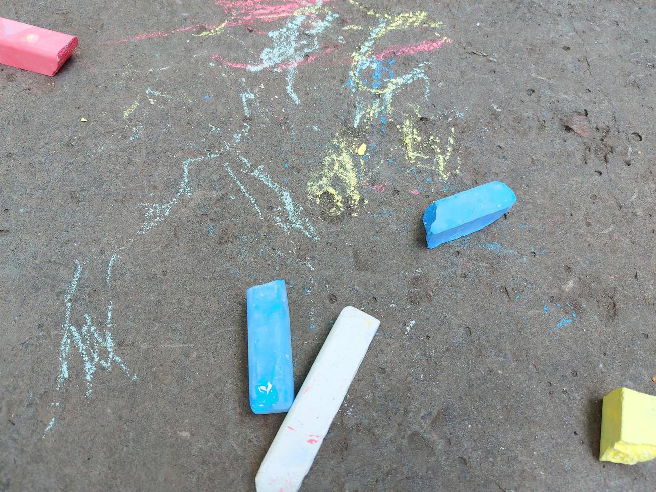 gesso colorato sull'asfalto. creatività, estate, creatività. foto