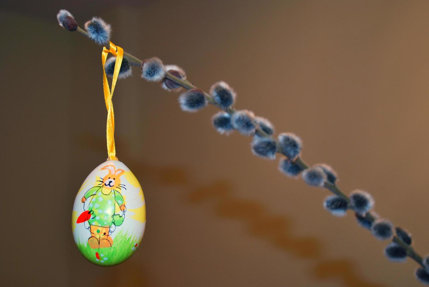 uovo di Pasqua splendidamente decorato con coniglietto di pasqua foto