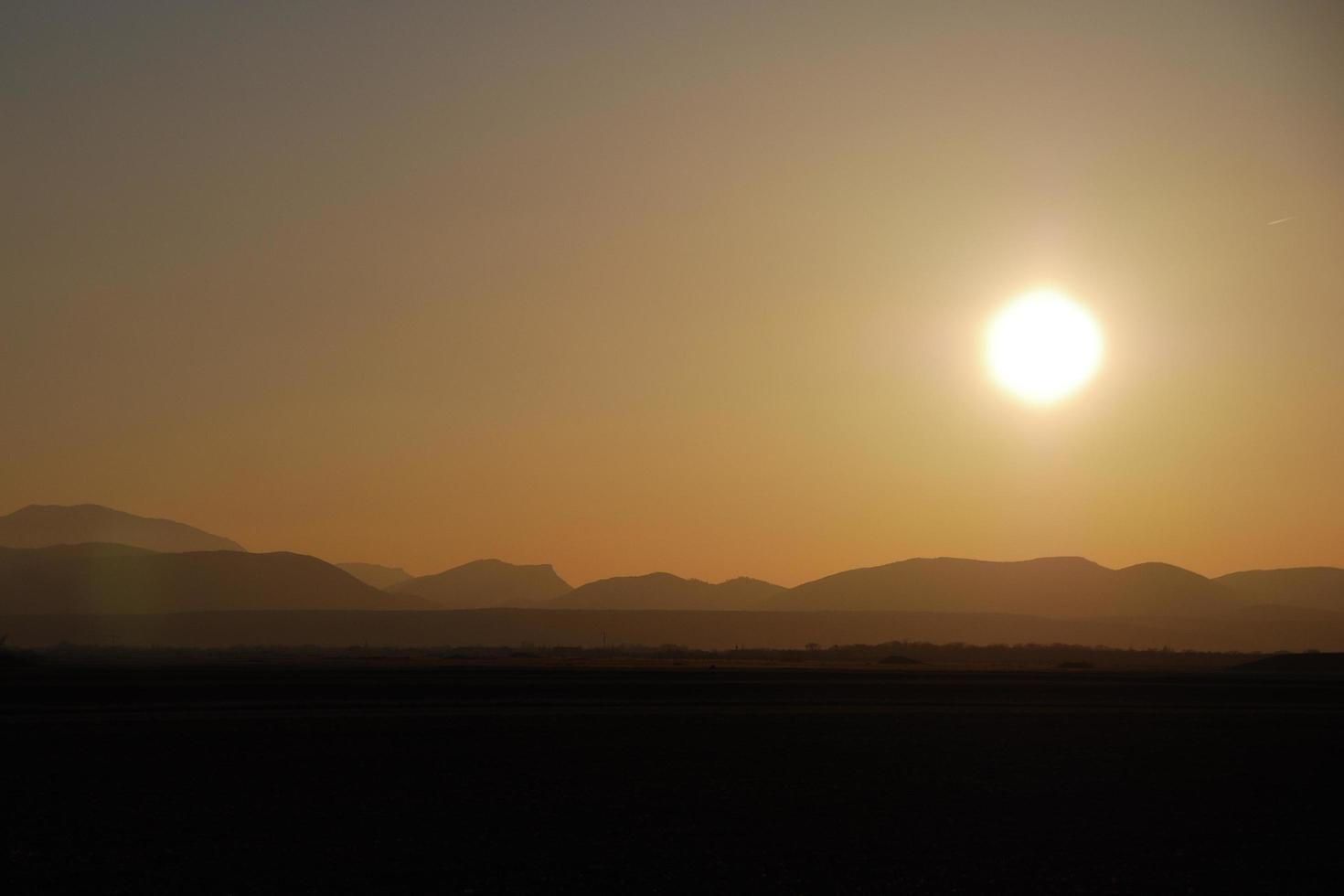 tramonto con molte montagne foto