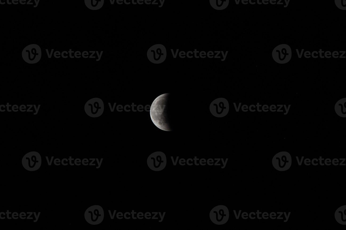 mezza luna in un'eclissi lunare foto