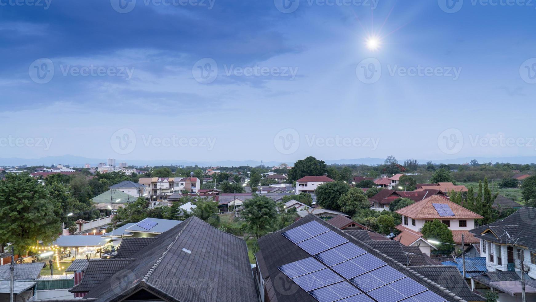 16 giugno 2021, i pannelli solari e solari guardano attraverso la finestra di casa. chiang mai, tailandia. foto